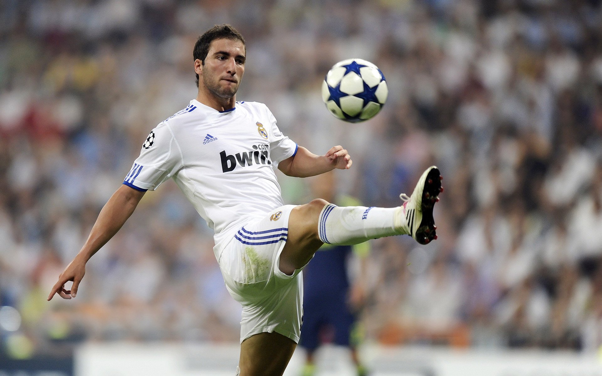 当文艺复兴之城遇见南美风暴，伊萨克在佛罗伦萨与乌拉圭的非对称对决中定义完美